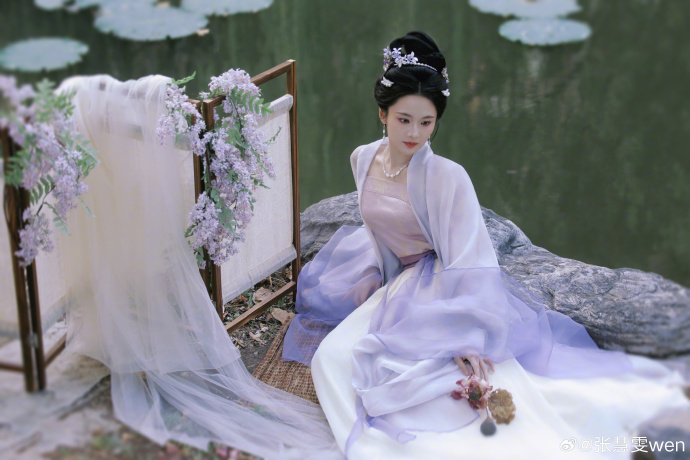 张慧雯·烟纱汉服，古韵天成，一颦一笑都像从古画里缓步走出来的佳人✨ ​ 预览 5