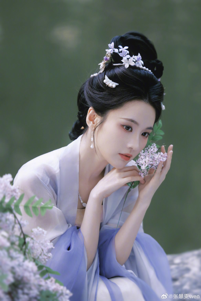 张慧雯·烟纱汉服，古韵天成，一颦一笑都像从古画里缓步走出来的佳人✨ ​ 预览 6