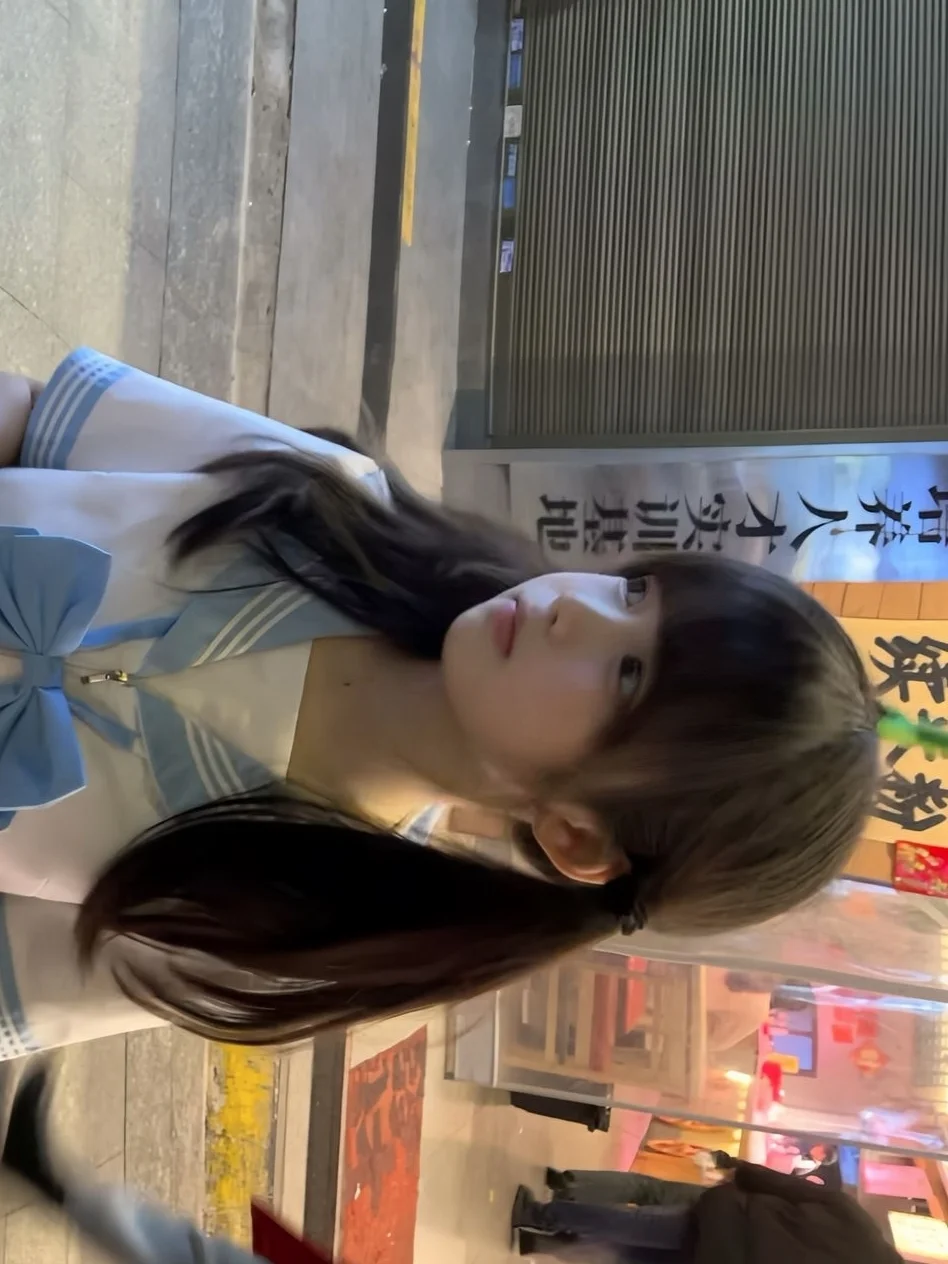 夜逛穿JK也太有氛围感了吧