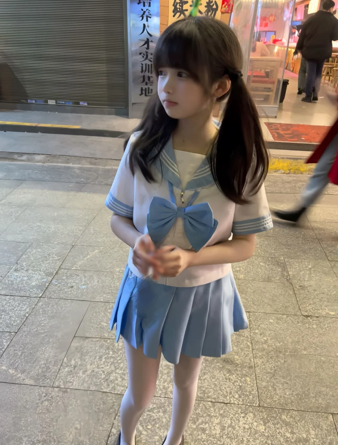 夜逛穿JK也太有氛围感了吧 预览 4